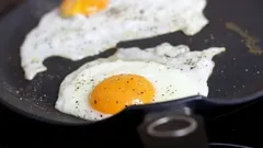 De ce ouăle prăjite nu îți ies niciodată perfect — cele 3 greșeli principale