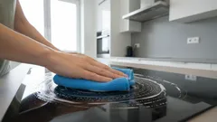 De ce curățenia obișnuită se transformă într-o luptă împotriva zgârieturilor de pe plită